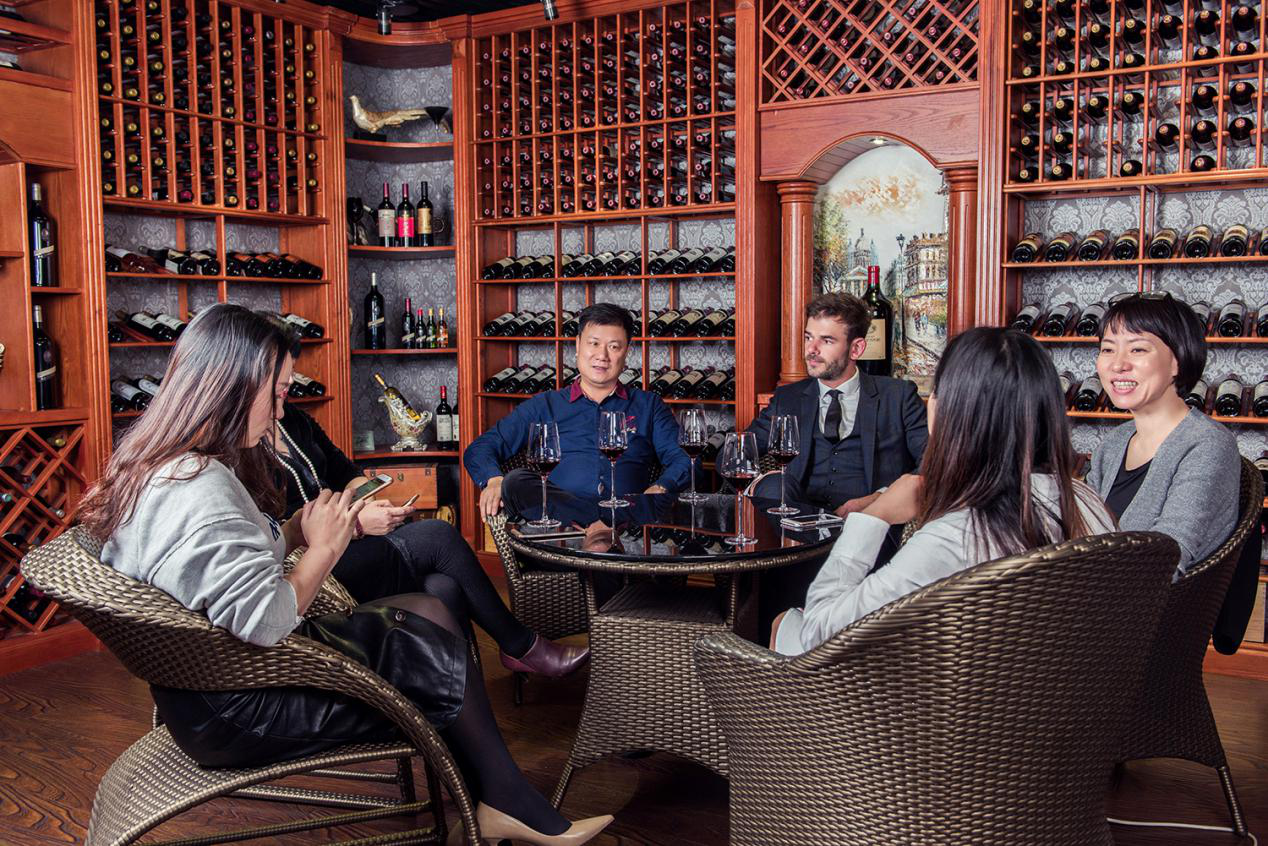 法國(guó)大愛莊園PAUL PINAULT先生蒞臨藍(lán)菲總部交流考察