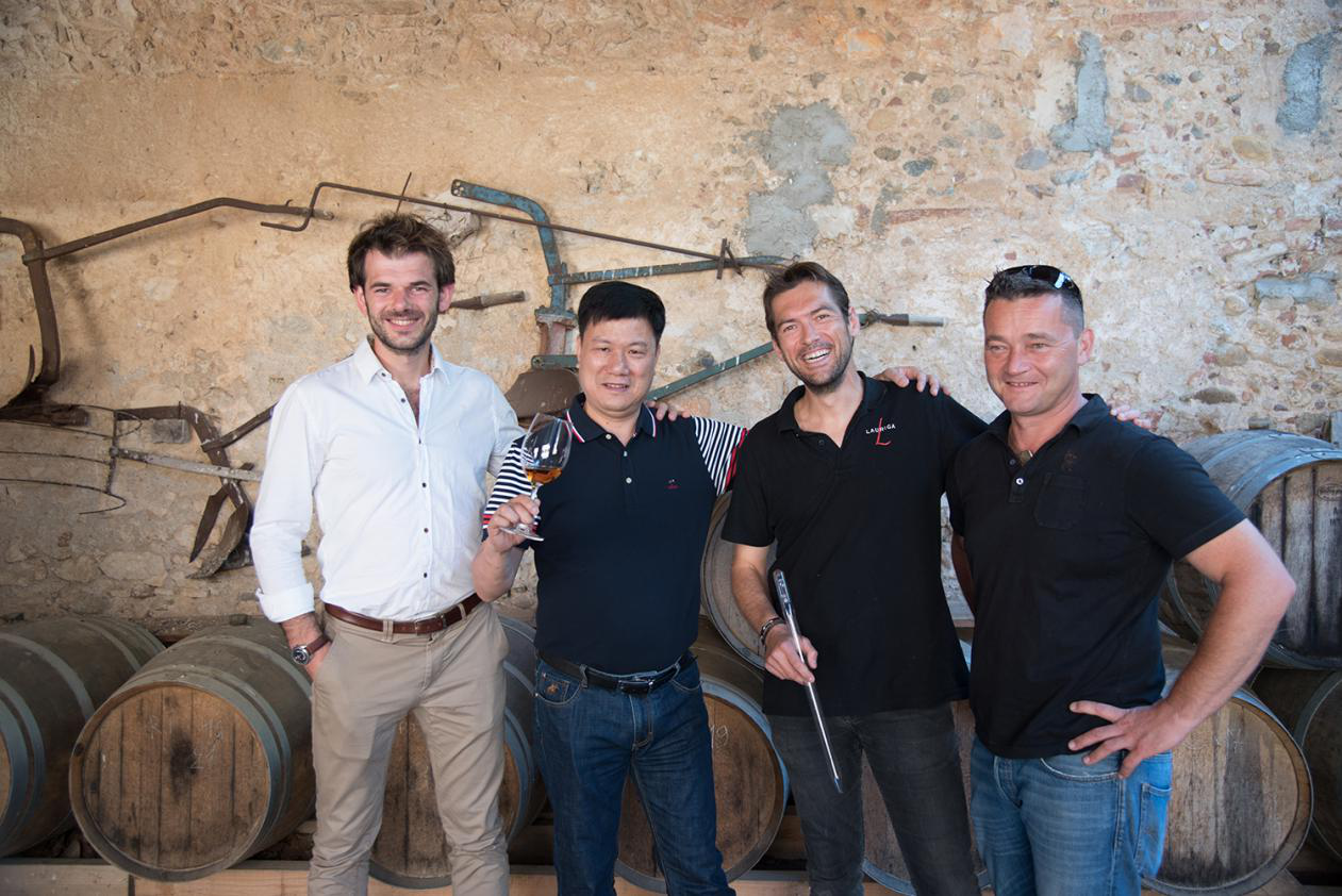 藍(lán)菲酒業(yè)董事長(zhǎng)莊榮昌先生到訪法國(guó)大愛莊園酒莊